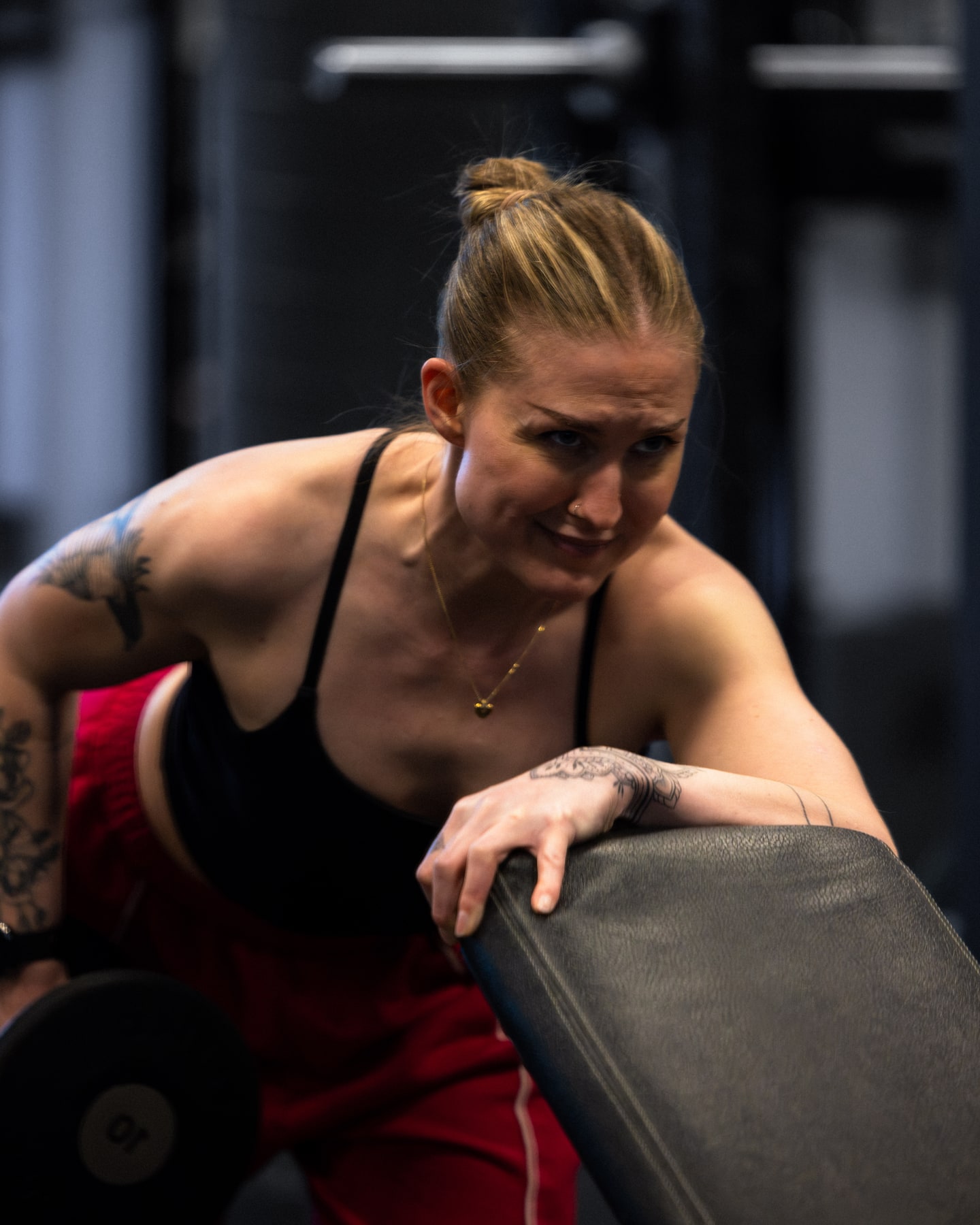 Maja West ved treningsbenken