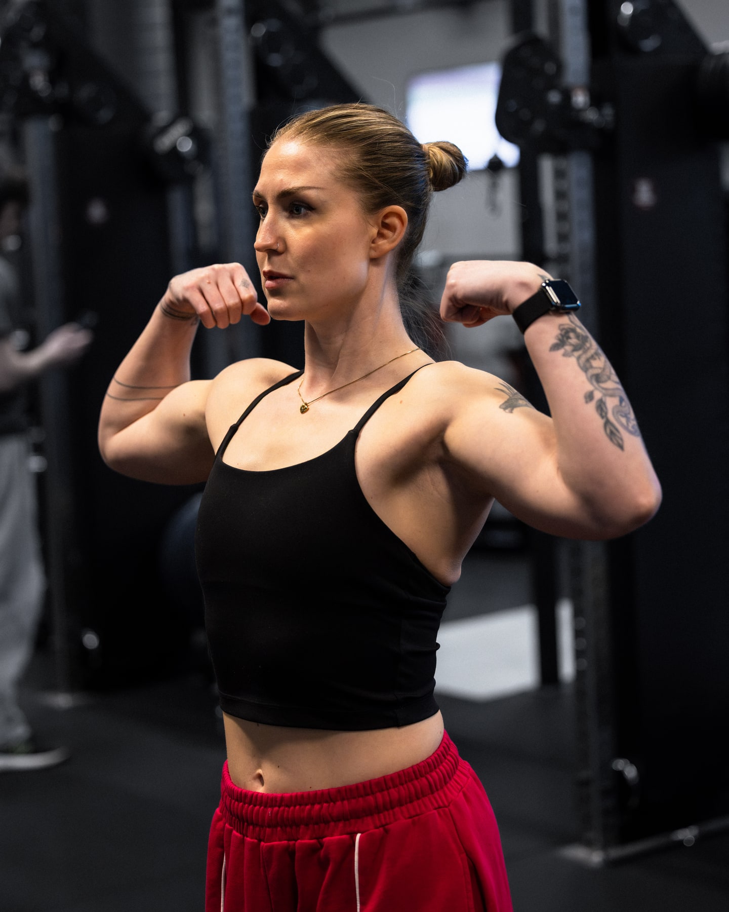 Maja West poserer med bicepsene spent