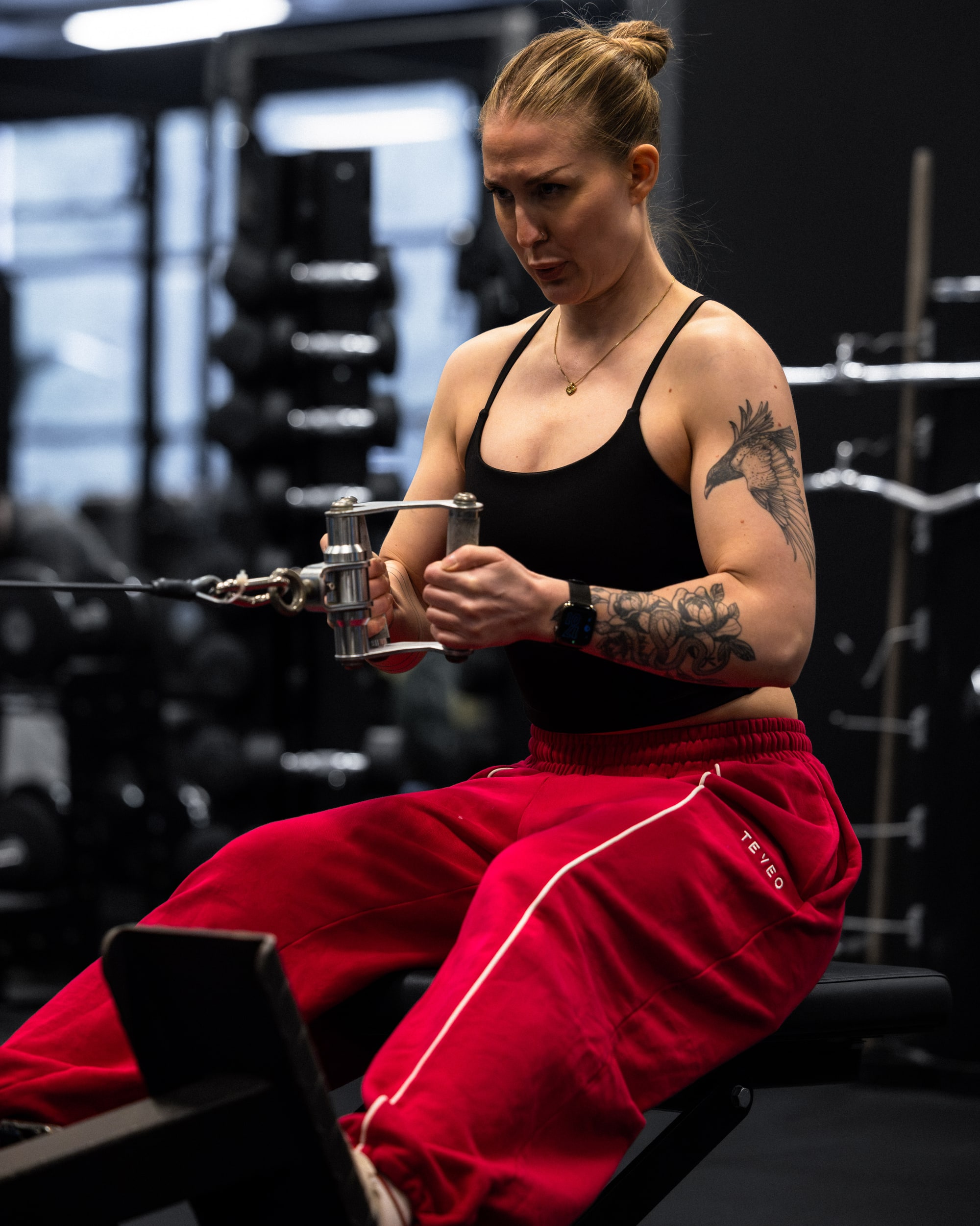 Maja West trener sittende kabelroing
